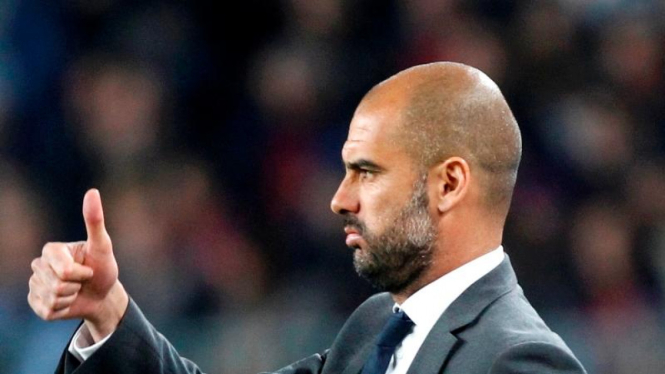 Pep Guardiola acungi jempol pada pemainnya