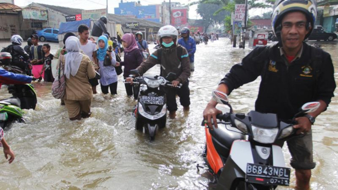 Motor mogok akibat terobos banjir.