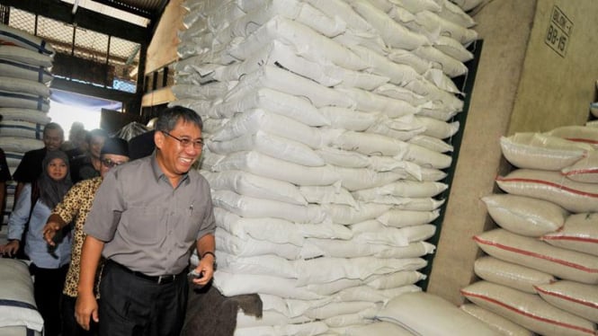 Wakil Menteri Perdagangan, Bayu Krisnamurthi meninjau Pasar Induk Beras Cipinang