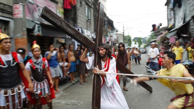 Seorang pria di Filipina menjalani tradisi penyaliban