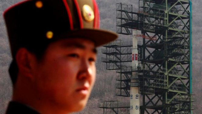 Tentara Korea Utara berjaga di depan roket Unha-3