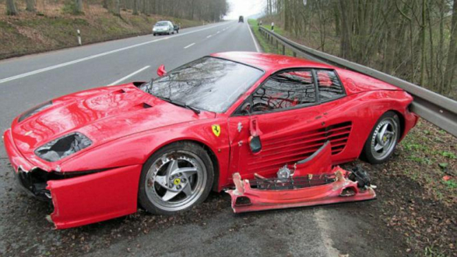 Ferrari Testarossa mengalami kecelakaan di Jerman