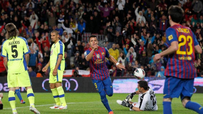 Alexis Sanchez (Barcelona/tengah) membobol gawang Getafe