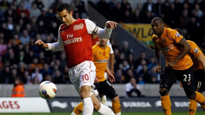 Robin van Persie mencetak gol saat Arsenal melawan Wolverhampton