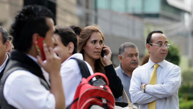 Warga Meksiko bertelepon usai diguncang gempa bumi