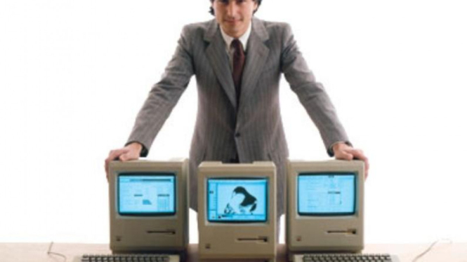 Steve Jobs dengan Komputer Macintosh