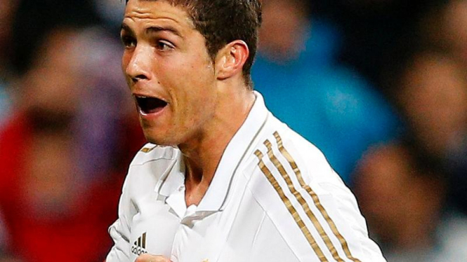 Penyerang Real Madrid, Cristiano Ronaldo, saat mencetak gol ke gawang Gijon.