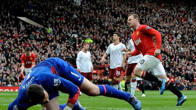 Wayne Rooney saat mencetak gol pertama ke gawang Aston Villa lewat titik penalti