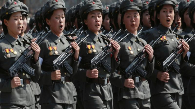 Perempuan prajurit Korea Utara berpawai di Ibukota Pyongyang