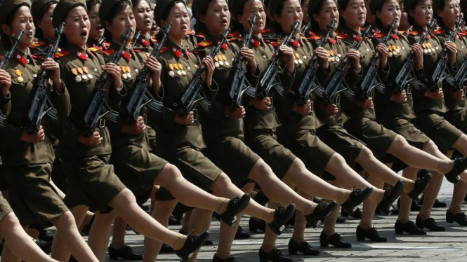 Perempuan prajurit Korea Utara berpawai di Ibukota Pyongyang