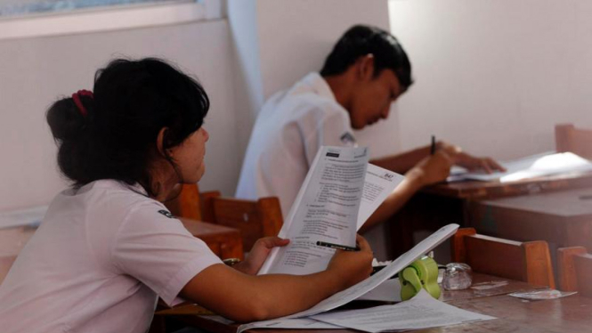 Ujian Nasional di SMAN 1 Cibinong