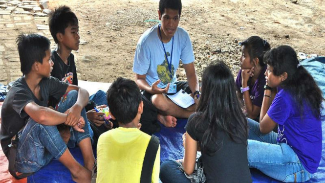 Belajar bersama anak jalan di kolong jembatan grogol