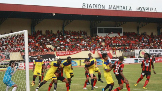 Pertandingan Persipura melawan Arema di Stadion Mandala