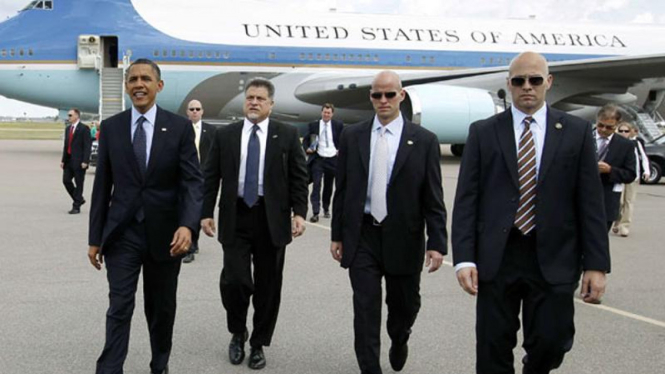 Presiden Barack Obama dan para pengawalnya
