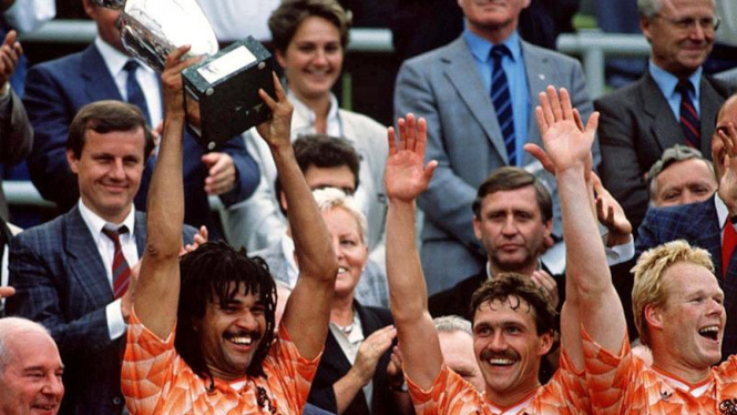 Belanda saat mengangkat Piala Eropa 1988