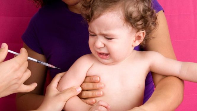 bayi mendapat vaksinasi