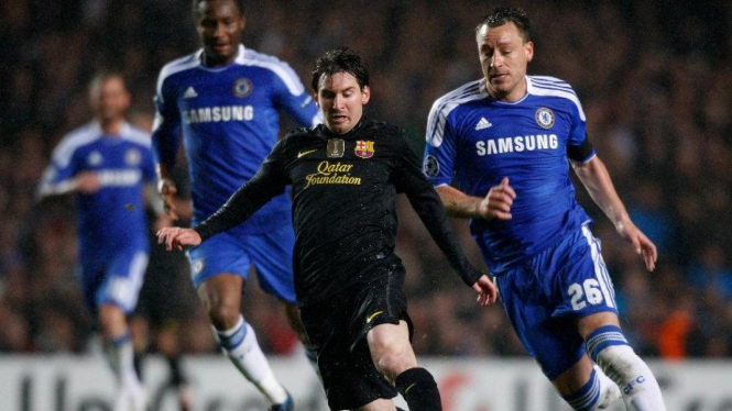Lionel Messi dan John Terry saat Chelsea melawan Barcelona