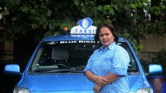 Wanita Pengemudi Taksi Blue Bird