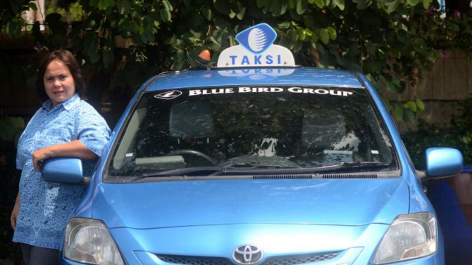 Wanita Pengemudi Taksi Blue Bird
