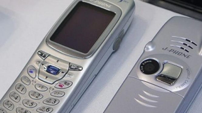 J-SHO4, ponsel kamera pertama yang dijual secara komersial