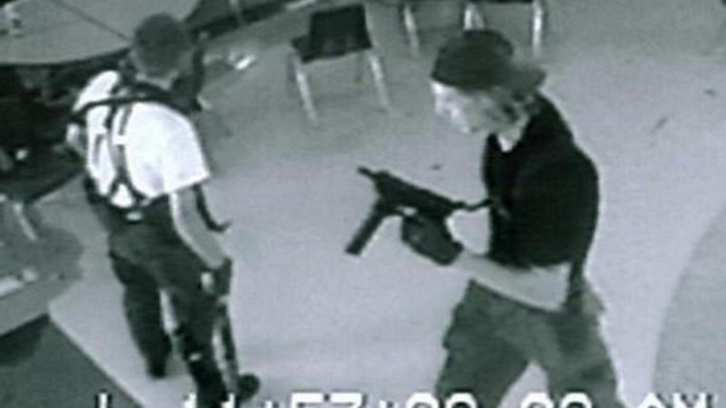 Rekaman CCTV penembakan brutal di SMA Columbine