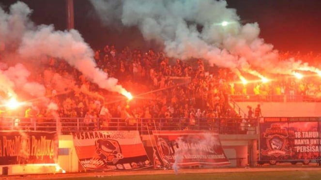 Suasana suporter Pusamania saat memadati Stadion Segiri