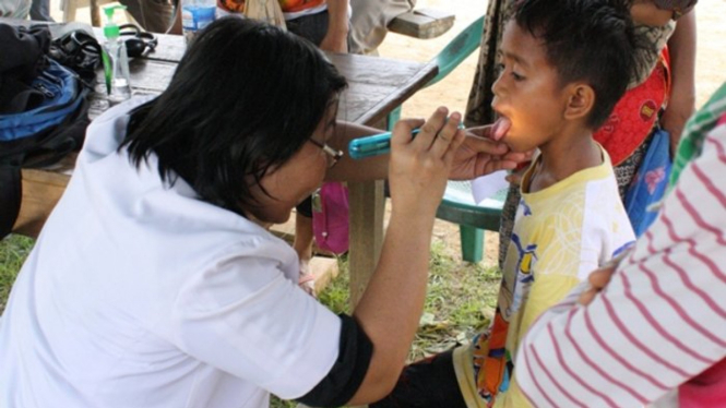 dr Rossy Tedjaningsih layani pasien di pedalaman Kalimantan Barat