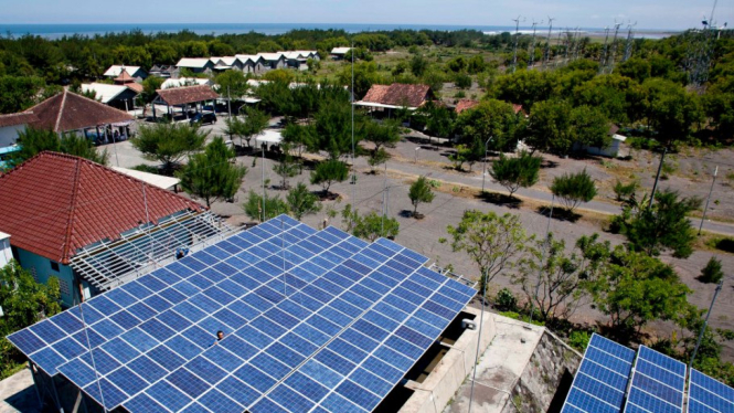 Panel surya di Sistem Pembangkit Listrik Tenaga Hibrid, Srandakan, Bantul