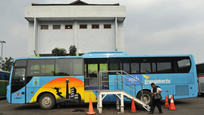 Angkutan Perbatasan Terintegrasi Busway (APTB) di Terminal Bekasi