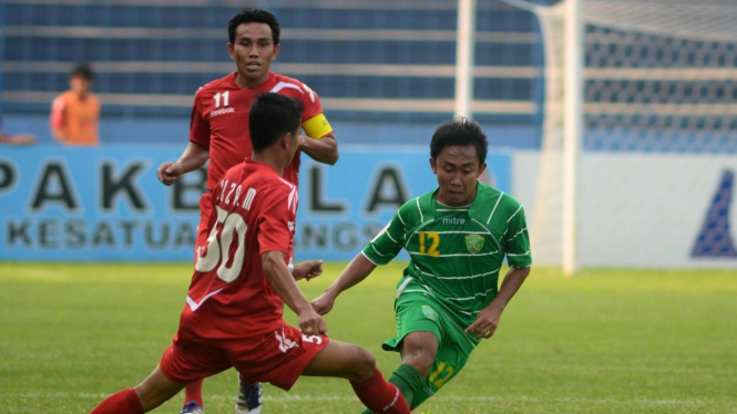 Persebaya Surabaya saat menghadapi Persema Malang (merah)