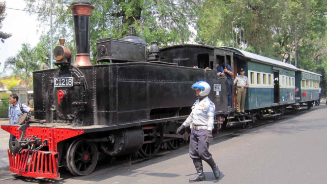 Kereta uap kuno Jaladara