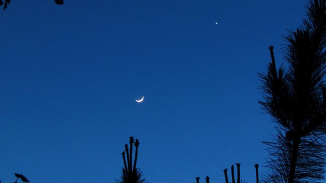 Bulan dan Venus Bersatu pada 24 April 2012