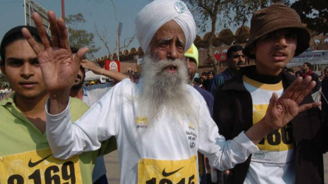 Fauja Singh (tengah) atlet marathon tertua