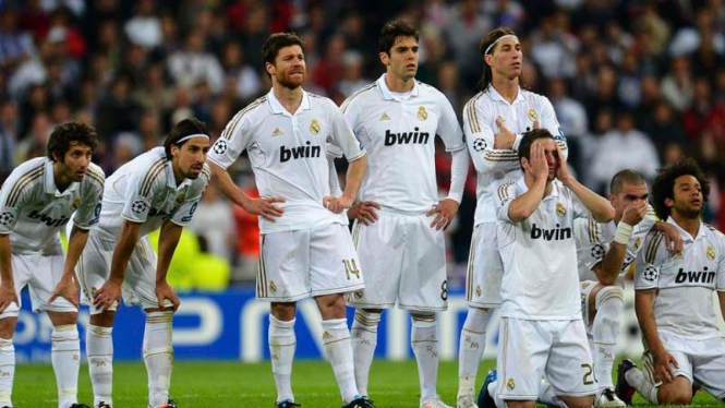 Bek Real Madrid, Pepe (ke-2 dari kanan)