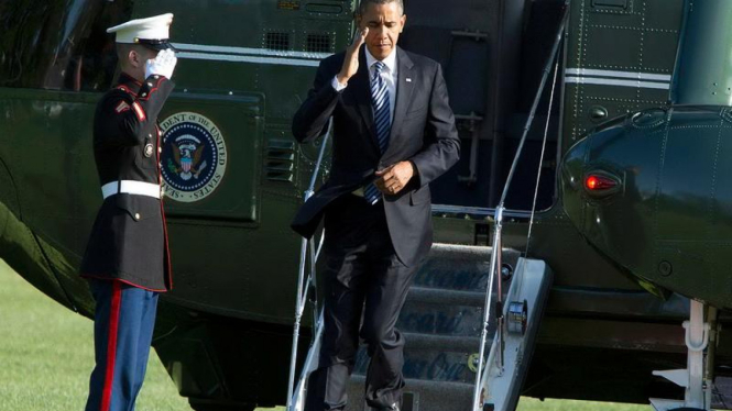 Presiden Barack Obama disambut tentara AS dari helikopter Marine One