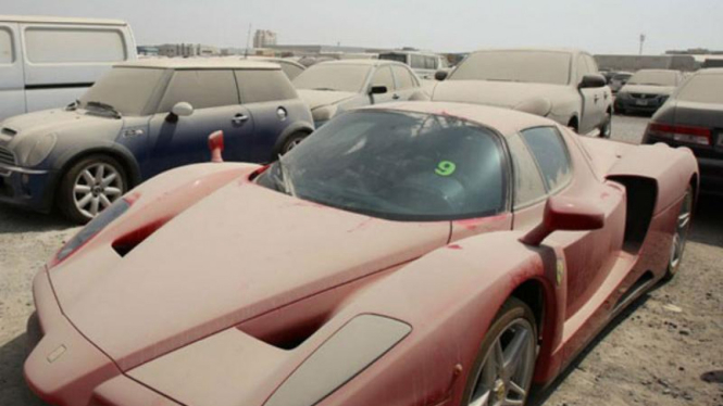 Ferrari Enzo ditinggalkan pemiliknya di Dubai