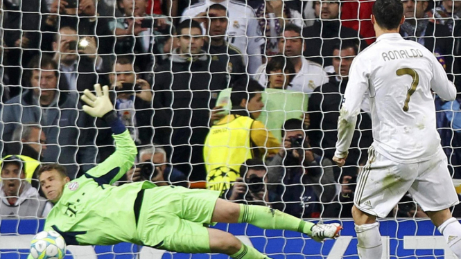 Aksi Manuel Neuer (kiri) gagalkan penalti Ronaldo