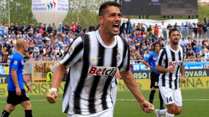 Marco Borriello merayakan gol saat Juventus mengalahkan Novara