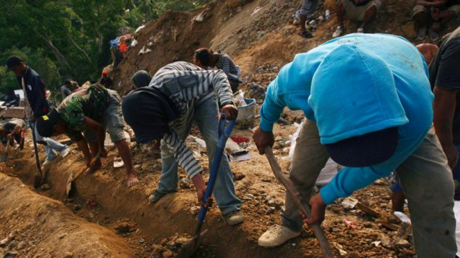 Para Penambang Emas di Poboya Sulawesi Tengah