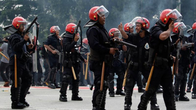 Polisi anti huru-hara Malaysia menggempur demonstran BERSIH 3.0