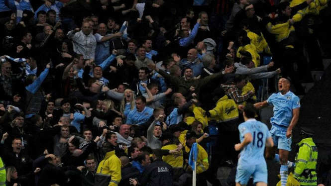 Bek Manchester City Vincent Kompany merayakan gol ke gawang MU