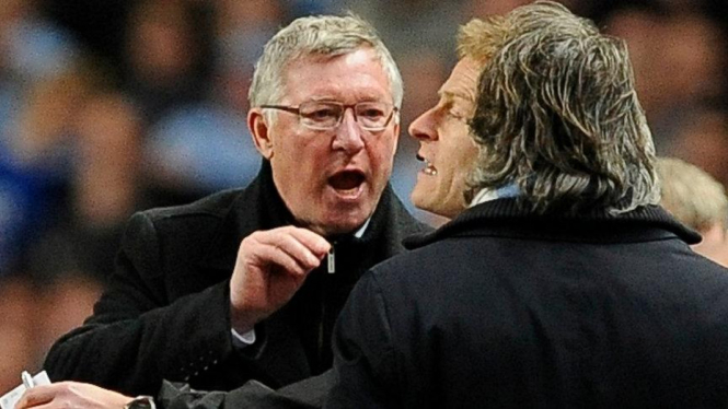 Sir Alex Ferguson (kiri) adu mulut dengan Roberto Mancini