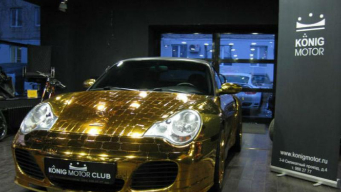 Mobil Porsche 911 berlapis emas di Russia