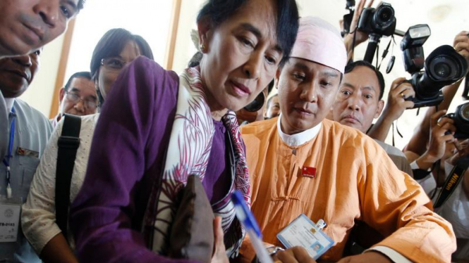 Aung San Suu Kyi mengisi daftar hadir di gedung DPR Myanmar
