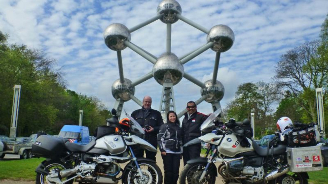 Jeffrey Polnaja menjelajahi dunia dengan sepeda motor