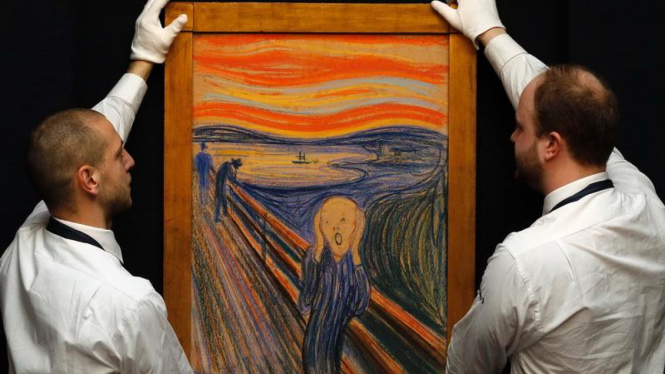 Dua petugas balai lelang di London memajang lukisan "The Scream"