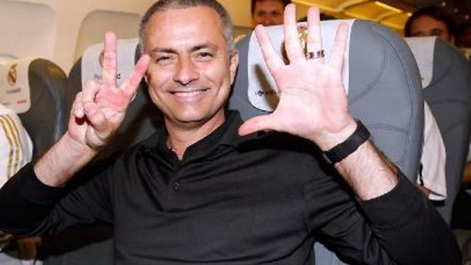 Jose Mourinho berpose saat dalam perjalanan ke Madrid