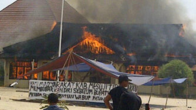 Kantor Bupati Mesuji, Lampung, dibakar
