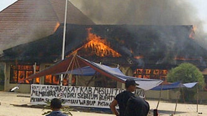 Kantor Bupati Mesuji, Lampung, dibakar