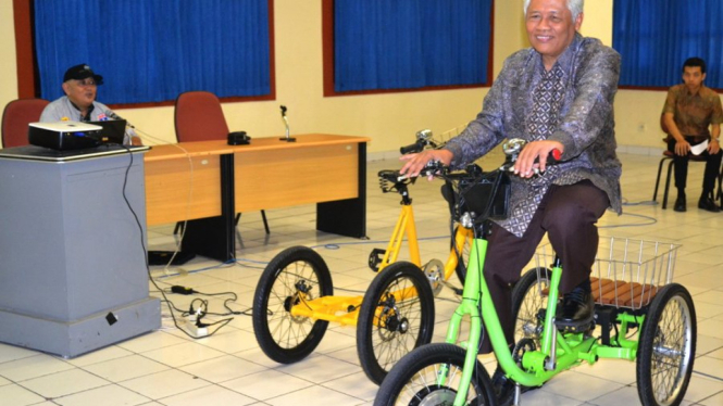 Sudjarwadi menjajal sepeda listrik roda tiga